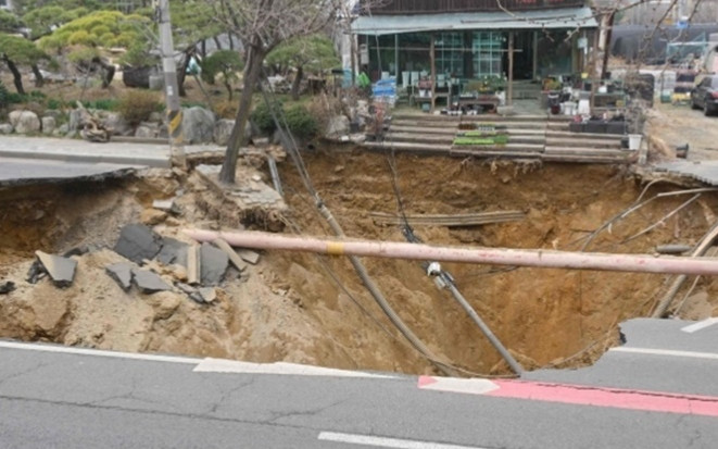 Sụp đường kinh hoàng 'nuốt chửng' xe máy, 1 người thiệt mạng Ảnh 2