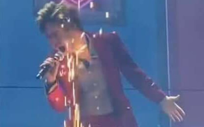 Nam ca sĩ nổi tiếng showbiz Việt bị pháo bắn vào miệng khi đang hát Ảnh 2