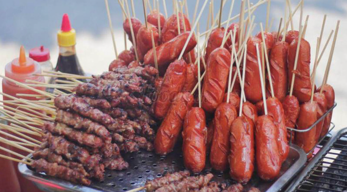 Chủ quán đồ ăn vặt vỉa hè đã bị ung thư đại trực tràng vì thói quen tận dụng thực phẩm bán ế để làm món ăn trong mâm cơm gia đình. Ảnh minh hoạ