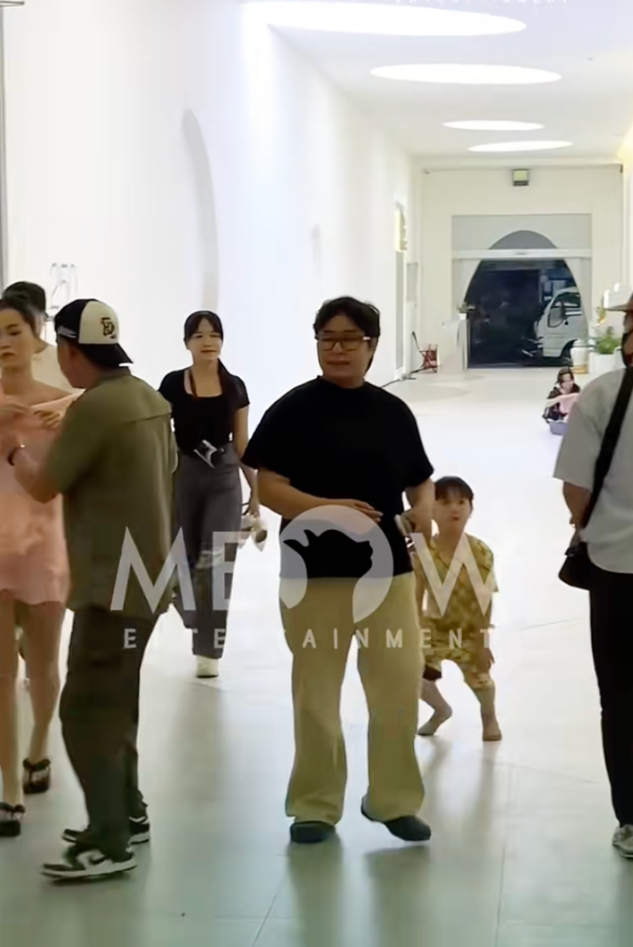 Showbiz 24h: Lâm Vỹ Dạ và Trường Giang chạm mặt nhau, tuy nhiên cả hai không hề có tương tác nào. Ảnh: Chụp màn hình TikTok Meow Entertainment