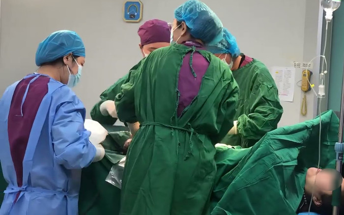 Người phụ nữ đòi đi vệ sinh khi vừa sinh xong, bác sĩ vội vã chuyển cấp cứu gấp Ảnh 2