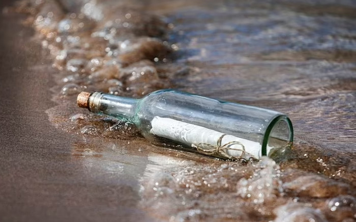 Mở chai thủy tinh nhặt được trên biển, cặp đôi rụng rời sau khi đọc lá thư bên trong Ảnh 2