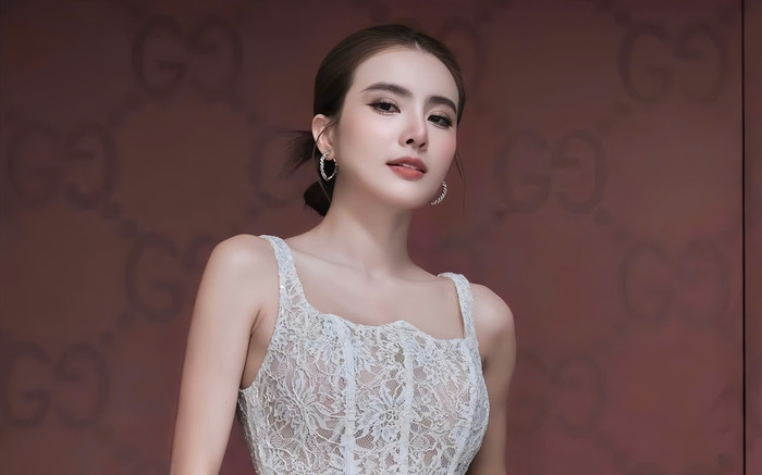 Em gái Công Vinh diện váy ren xuyên thấu, khoe chân dài nuột nà Ảnh 2