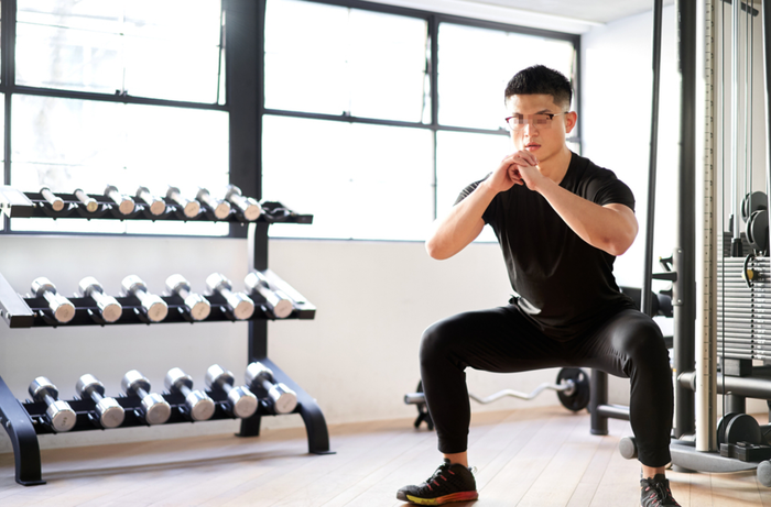 Nam thanh niên bị tiêu cơ vân do tập squat quá đà. Ảnh minh hoạ