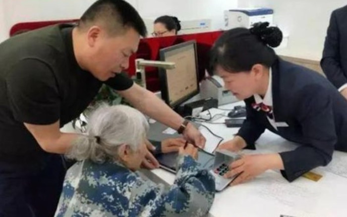 Cụ bà quyên góp 36 tỷ cho từ thiện, nhân viên ngân hàng lập tức gọi cảnh sát Ảnh 2