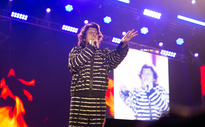 Nam ca sĩ nổi tiếng bị khán giả ném chai lọ lên sân khấu lúc đang biểu diễn: Thực hư ra sao? Ảnh 2