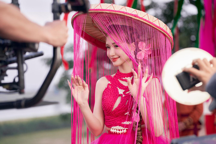 Showbiz 24h: Hòa Minzy thể hiện sự nghiêm túc, nỗ lực khi ra mắt các sản phẩm âm nhạc với công chúng. Ảnh: FBNV