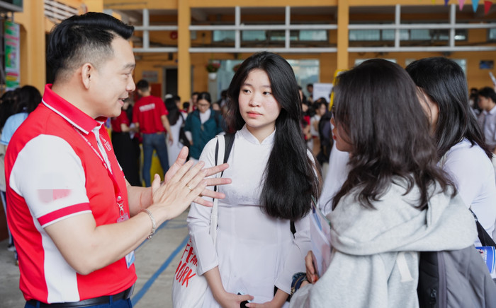 Lý do trường Đại học ở TP.HCM bắt buộc môn Văn có trong tất cả tổ hợp xét tuyển Ảnh 2