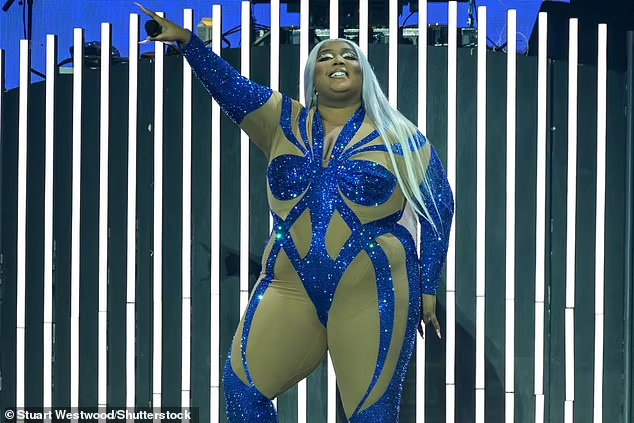 Lizzo trước đây đã cởi mở nói về việc giúp mọi người cảm thấy thoải mái với cơ thể mình, chia sẻ với Vogue năm 2020 rằng cô muốn định nghĩa lại phong trào 'yêu bản thân'. (Hình chụp năm 2023)