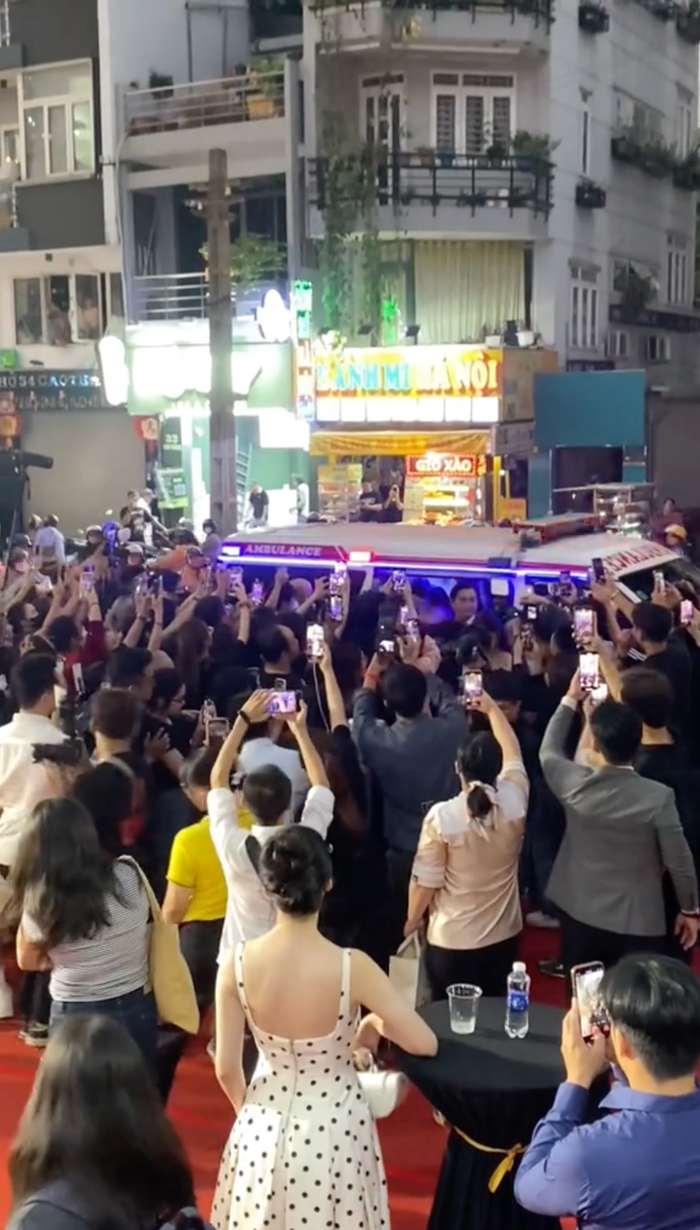 Dàn diễn viên của phim đến thảm đỏ bằng xe cứu thương. 