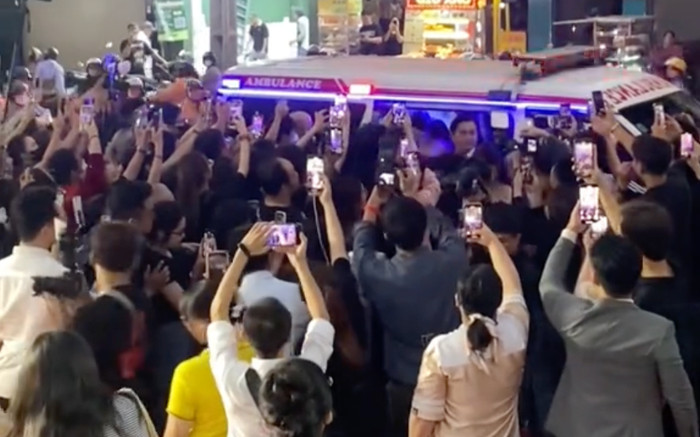 Ê-kíp phim Âm Dương Lộ bị chỉ trích vì để dàn sao đi xe cứu thương đến thảm đỏ Ảnh 2