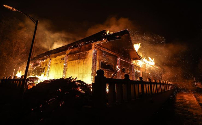 Ngôi chùa nghìn năm tuổi chìm trong biển lửa, khung cảnh sau vụ cháy khiến nhiều người đau lòng Ảnh 2