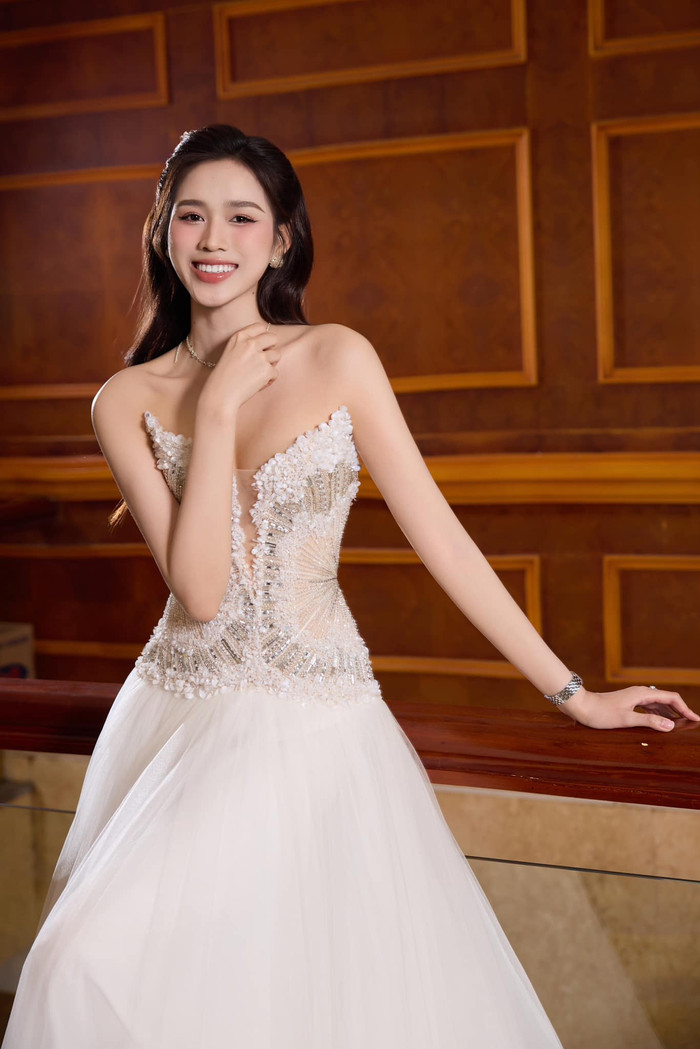 Trước đó, Hoa hậu Đỗ Thị Hà vướng vào thông tin giải thể công ty vì khó khăn. (Ảnh: FBNV)