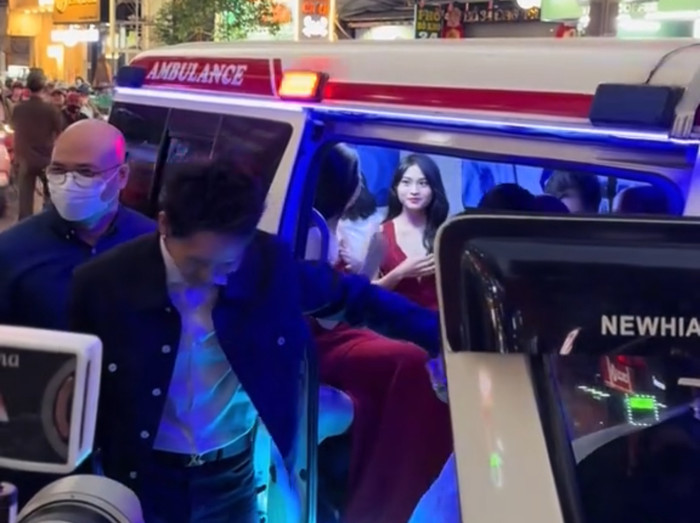 Nhiều sao Việt dự sự kiện chiều 26/3 bằng xe cứu thương khiến khán giả bức xúc.
