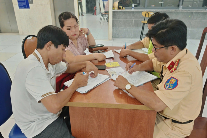 Tài xế S. làm việc tại cơ quan chức năng. (Ảnh: Dân Trí)