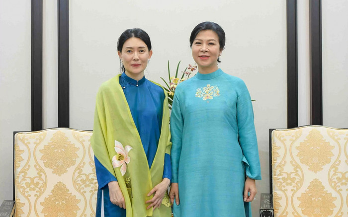 Phu nhân Tổng Bí thư Tô Lâm dành tặng Phu nhân Thủ tướng Singapore món quà đặc biệt Ảnh 2