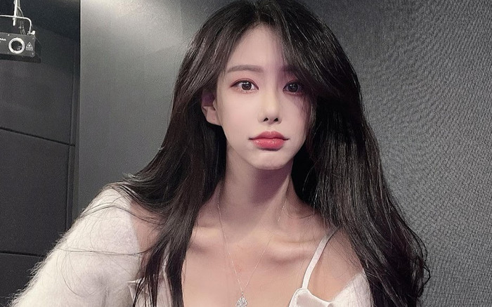 Nữ ca sĩ lãnh án tù vì ngoại tình với ông hoàng showbiz, nay lột xác nóng bỏng Ảnh 2