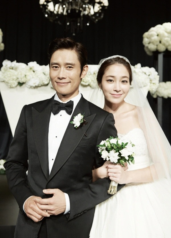Lee Byung Hun cùng vợ anh Lee Min Jung - từng trục trặc hôn nhân vì Dahee. (Ảnh IGNV)