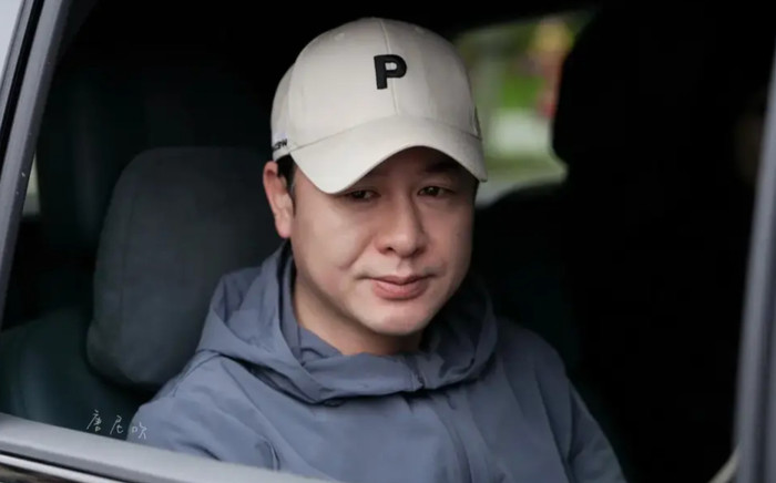 Xôn xao hình ảnh nam diễn viên thẳng tay ném quà của người hâm mộ Ảnh 2