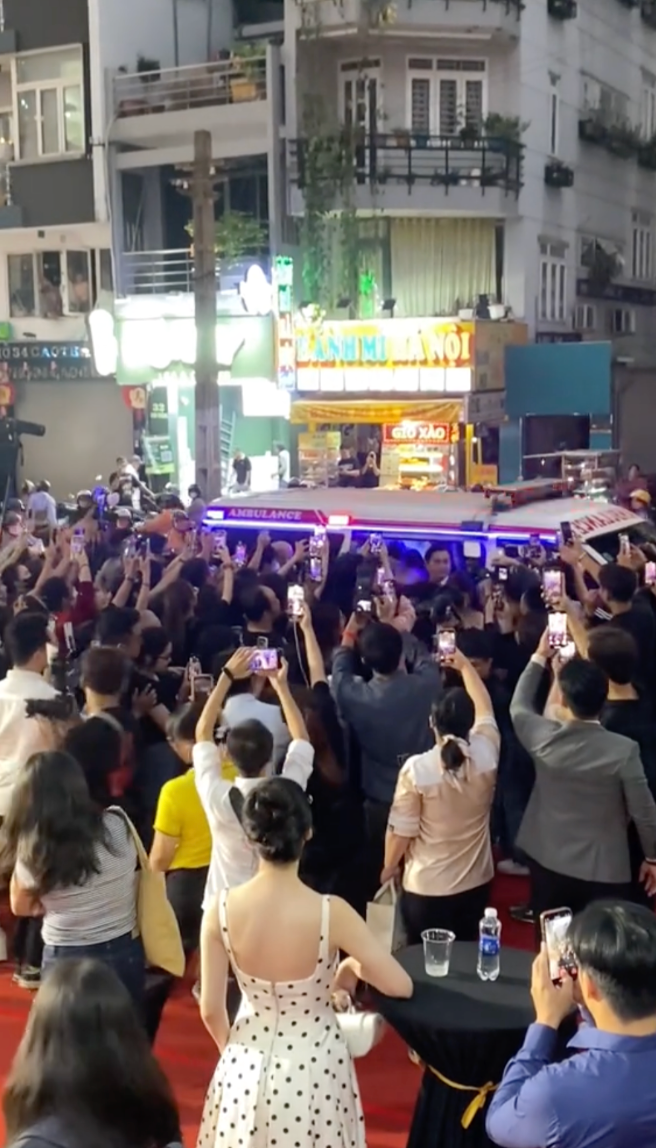 Showbiz 24h: Việc ê-kíp phim Âm Dương Lộ để các nghệ sĩ xuất hiện từ xe cấp cứu tới buổi họp báo khiến công chúng vô cùng phẫn nộ