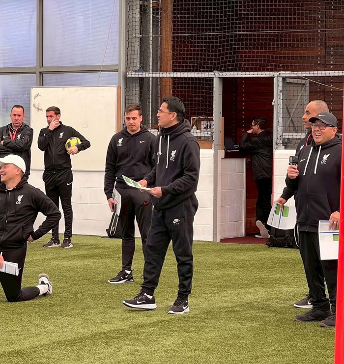 HLV Kiatisuk đã đến nước Anh để tham gia Đại hội huấn luyện của Học viện Quốc tế Liverpool FC. Ảnh: Kiatisuk 