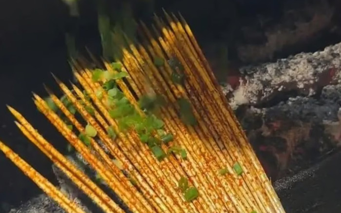 Bán xiên tre cay với giá 34 nghìn đồng, một nhà hàng khiến giới trẻ phát cuồng Ảnh 2