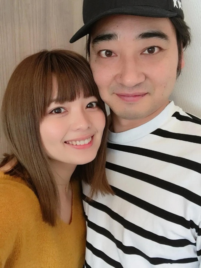 Nam diễn viên hài và vợ. (Ảnh Yahoo Japan)