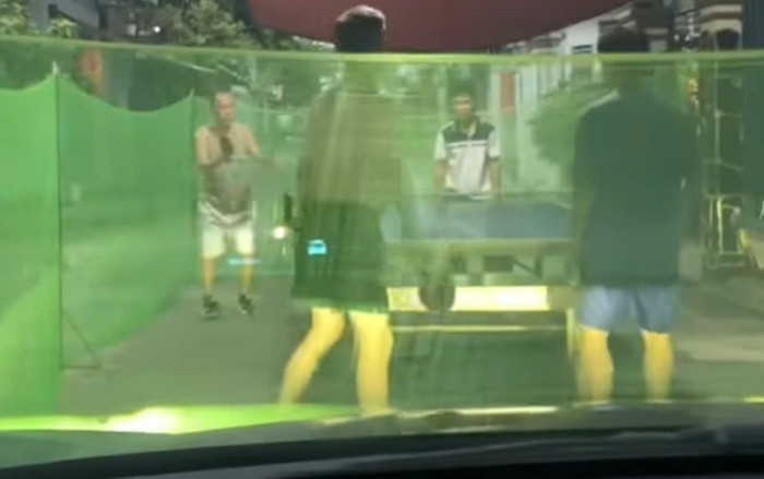 Bốn người đàn ông căng lưới, thản nhiên đánh bóng bàn giữa hẻm nhỏ Ảnh 2