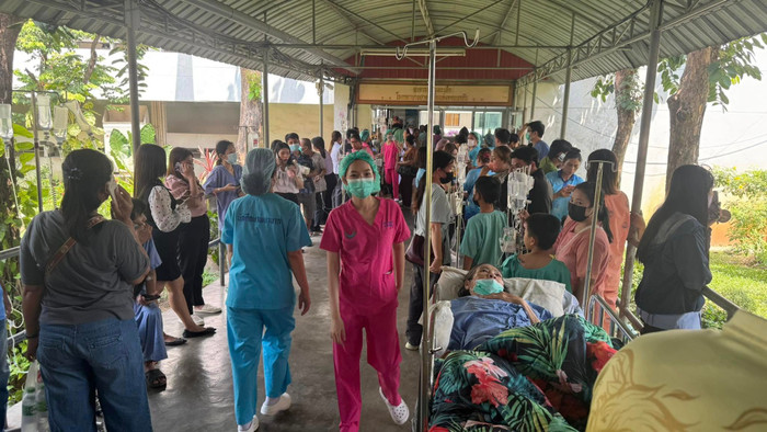 Động đất khiến bệnh viện rung chuyển, hàng trăm bệnh nhân tháo chạy Ảnh 2