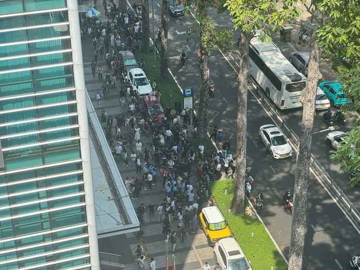 Trưa 28/3, nhiều người ở các tòa nhà cao tầng tại TP HCM đổ ra đường khi cảm thấy rung lắc. (Ảnh Tuổi Trẻ)