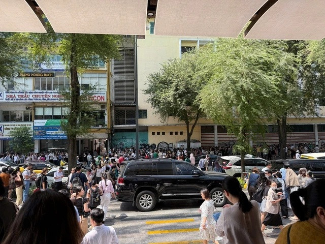 Nhiều cư dân tại chung cư ở Quận Bình Tân (TP HCM) đổ ra đường vào trưa 28/3 khi thấy rung lắc. (Ảnh Thanh Niên)