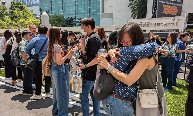 Tờ Daily Mail (Anh) có thông tin với tiêu đề: 'Động đất 7.7 độ richter rung chuyển Bangkok, du khách tháo chạy khỏi khách sạn'.