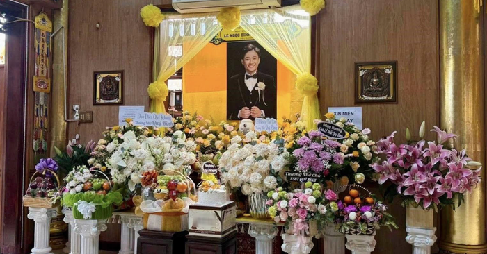 Showbiz 24h: Nhiều đồng nghiệp, bạn bè đến viếng Quý Bình tại chùa. Sau 49 ngày, tro cốt của anh sẽ được rải xuống biển Cần Giờ. Ảnh FB Song Minh