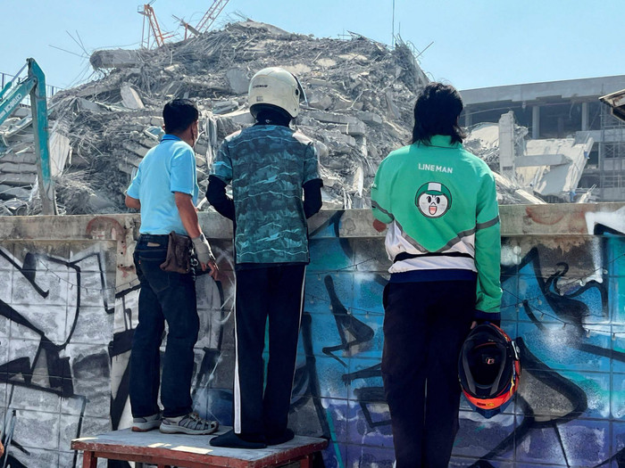 Theo Viện Y tế Khẩn cấp Quốc gia Thái Lan (NIEM), hiện vẫn còn 43 công nhân mắc kẹt trong đống đổ nát. Ảnh: AFP