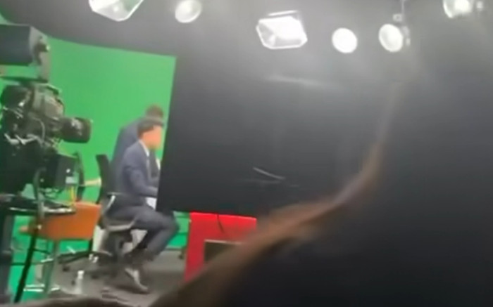 MC thời sự chia sẻ clip phim trường rung lắc vì động đất, hoảng hốt thoát thân Ảnh 2