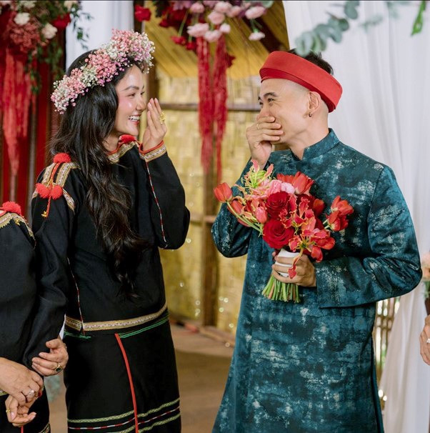 Vợ chồng H'Hen Niê trong đám cưới riêng tư. (Ảnh FBNV)