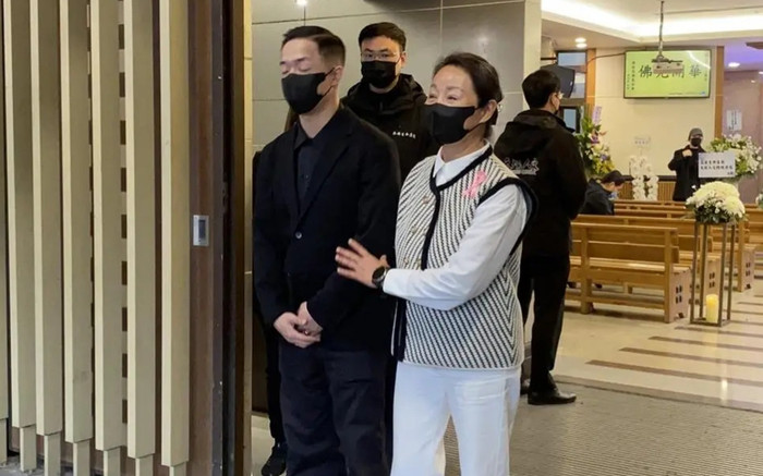 Khung cảnh thưa thớt ở tang lễ nam diễn viên nổi tiếng, vợ cũ đến tiễn biệt Ảnh 2