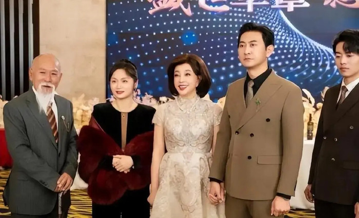 Nữ diễn viên thân mật cùng bạn diễn kém 30 tuổi. (Ảnh Sohu)