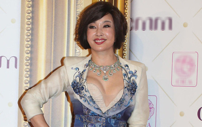 Lưu Hiểu Khánh 'cưa sừng làm nghé' tình tứ bên sao nam kém 30 tuổi Ảnh 2