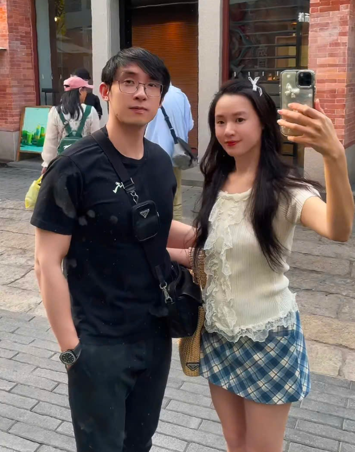 Showbiz 24h: Nhiều khán giả cho rằng phần bụng của Midu nhô lên bất thường trong bức ảnh chụp cùng chồng. Ảnh: FBNV