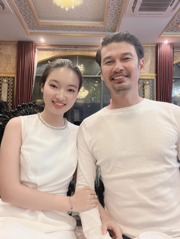 Showbiz 24h: Tiết Cương luôn hết mực cưng chiều, quan tâm bà xã. Ảnh: FBNV