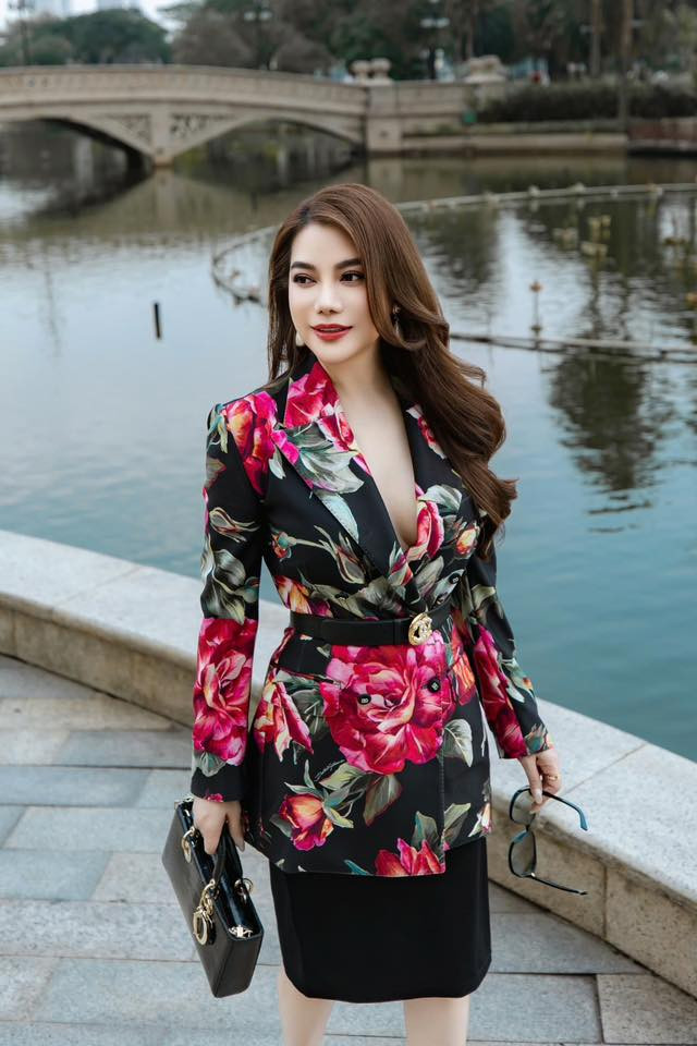 Trương Ngọc Ánh ưa chuộng diện những bộ đồ tôn lên đường cong cơ thể. Ảnh: FBNV