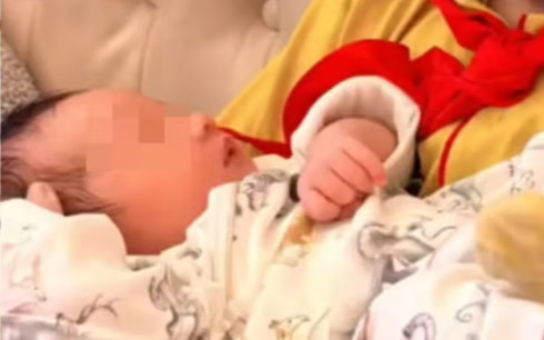 Cậu bé 13 tuổi một mình đỡ đẻ cho mẹ tại nhà, kết quả khiến ai cũng 'thở phào' Ảnh 2