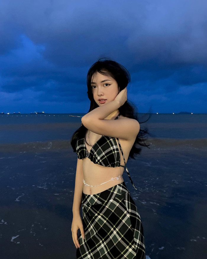 Nhân vật tiếp theo trong hội bạn thân của Doãn Hải My là Mai Hà Trang - vợ Hà Đức Chinh. Tương tự như hai cô bạn, vợ Hà Đức Chinh cũng sở hữu vẻ đẹp mang đậm nét của phụ nữ Á Đông. Mai Hà Trang ghi điểm với đường nét gương mặt mềm mại cùng làn da trắng sáng, không chút khuyết điểm. (Ảnh: FBNV)