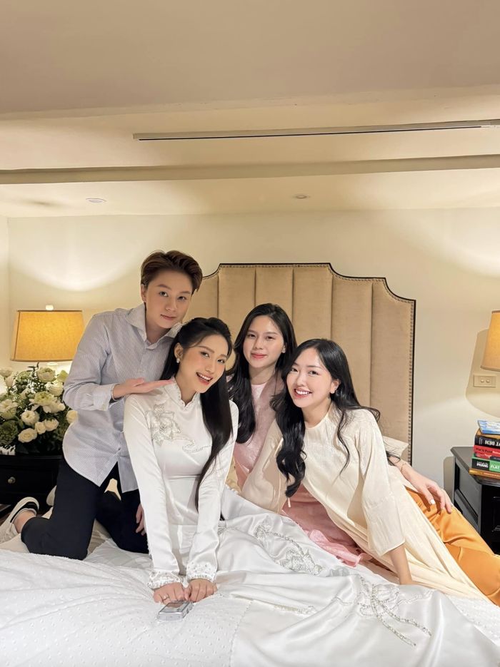 Trong làng WAGs Việt tồn tại nhóm bạn thân toàn những gương mặt đình đám là Doãn Hải My - vợ Đoàn Văn Hậu, Tố Uyên - vợ Thành Chung và Mai Hà Trang - vợ Hà Đức Chinh. Cả ba cái tên này đều sở hữu vẻ đẹp mang nhiều nét tương đồng khiến ai nấy cũng phải trầm trồ khen ngợi. Doãn Hải My, Tố Uyên và Mai Hà Trang đều ghi điểm với nhan sắc ngọt ngào, trong veo cùng vóc dáng chuẩn chỉnh, chẳng kém cạnh những thí sinh của cuộc thi nhan sắc. (Ảnh tổng hợp)