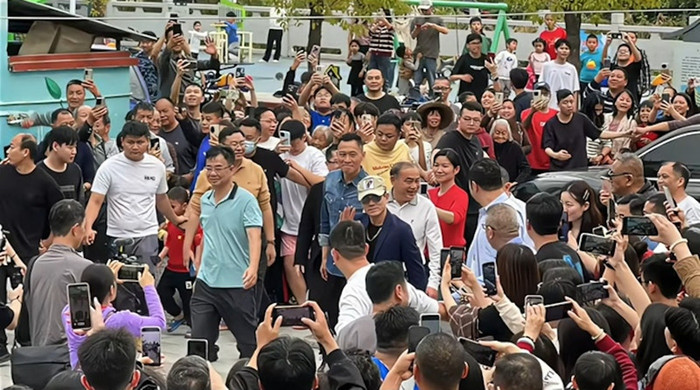 Nam ca sĩ nổi tiếng về thăm quê hương, người dân cả làng kéo nhau ra chào đón Ảnh 2