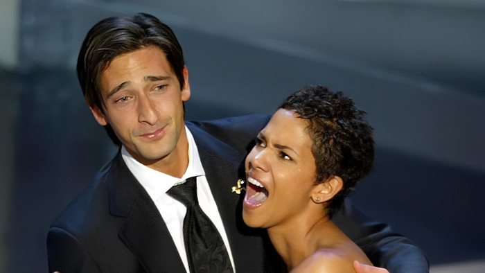 Phản ứng dữ dội của nữ diễn viên Halle Berry khi bị cưỡng hôn trên sân khấu (Ảnh: Getty Images).