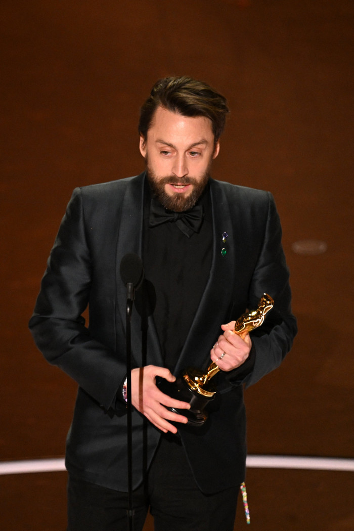Em trai sao nhí Ở Nhà Một Mình giành tượng vàng Oscar 2025 Ảnh 2