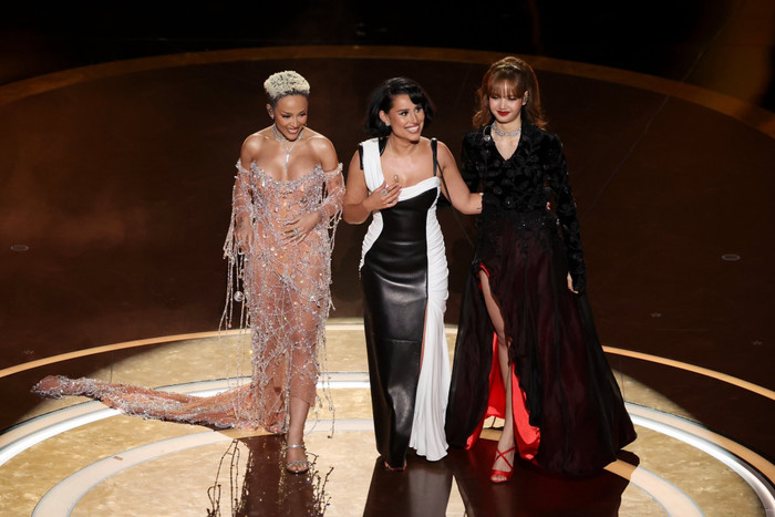 Ariana Grande phản ứng ra sao trước màn trình diễn của Lisa tại Oscar 2025? Ảnh 2