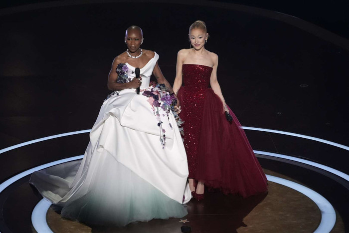 Ariana Grande phản ứng ra sao trước màn trình diễn của Lisa tại Oscar 2025? Ảnh 4